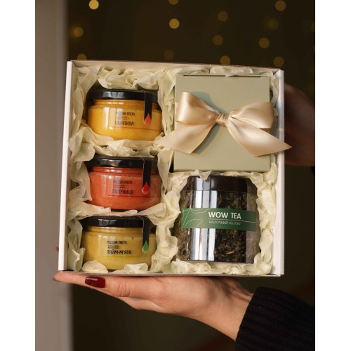 Новорічний подарунок. Чайно-медовий бокс зі свічкою Новорічний подарунок. Чайно-медовий бокс зі свічкою